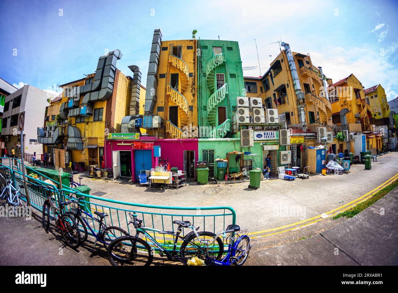 Vista del vicolo posteriore del complesso residenziale con un colorato edificio multicolore, Geylang, Singapore Foto Stock