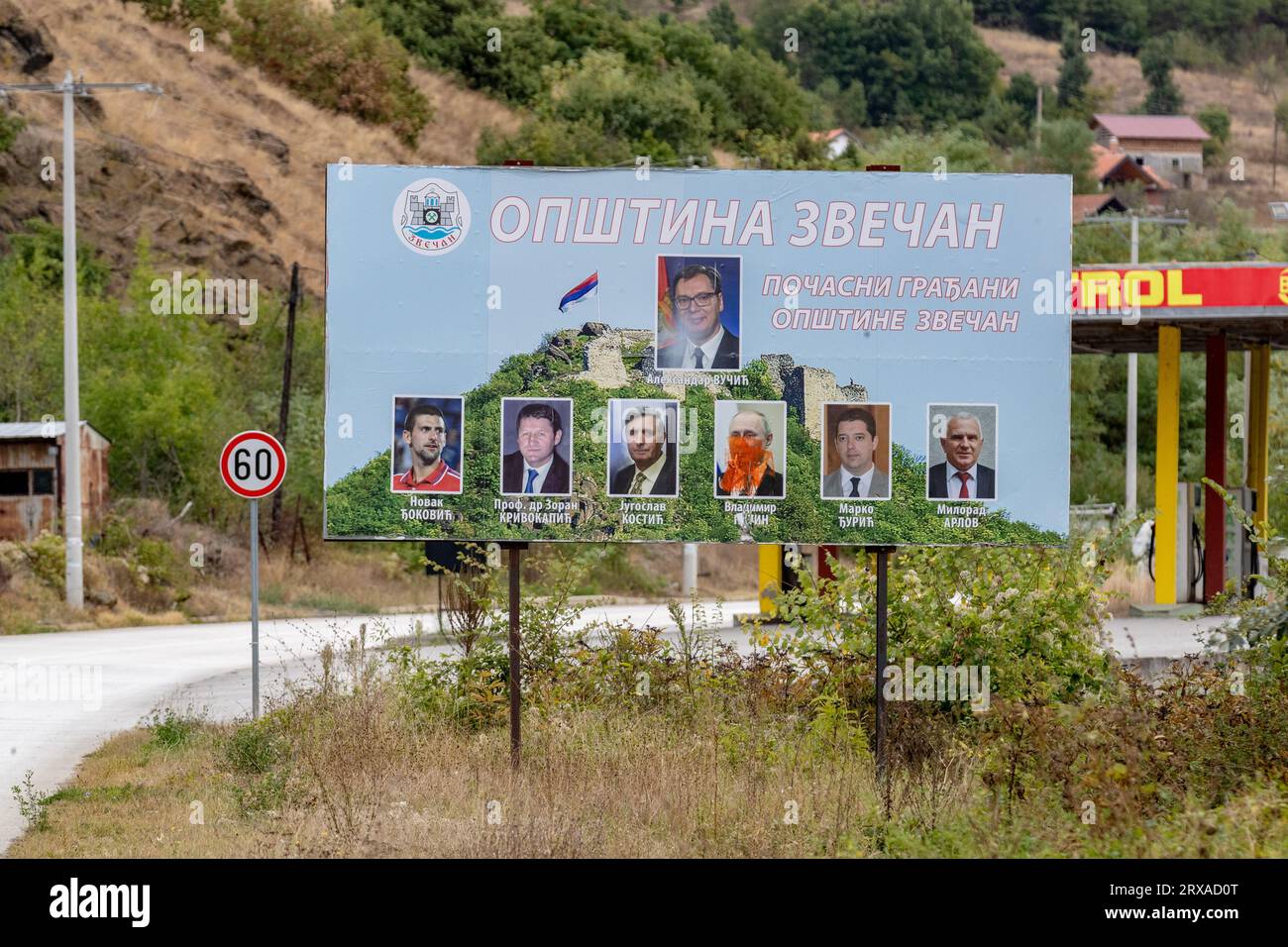 Uno striscione mostra in modo prominente varie figure di spicco, tra cui il presidente serbo Aleksandar Vucic al vertice, il tennista serbo Novak Djokovic all'estrema sinistra, e il presidente russo Vladimir Putin al centro, appena sotto Vucic, insieme a Marko Curic. Questo striscione è esposto in modo prominente lungo la strada che porta al villaggio di Leposavic e Bansjka, dove un agente di polizia kosovaro ha perso la vita la mattina del 24 settembre 2023, in mezzo al confronto armato in corso tra la polizia kosovara e un gruppo armato presumibilmente sostenuto da Belgrado. (Foto VX/ Vudi Xhymshiti) Foto Stock