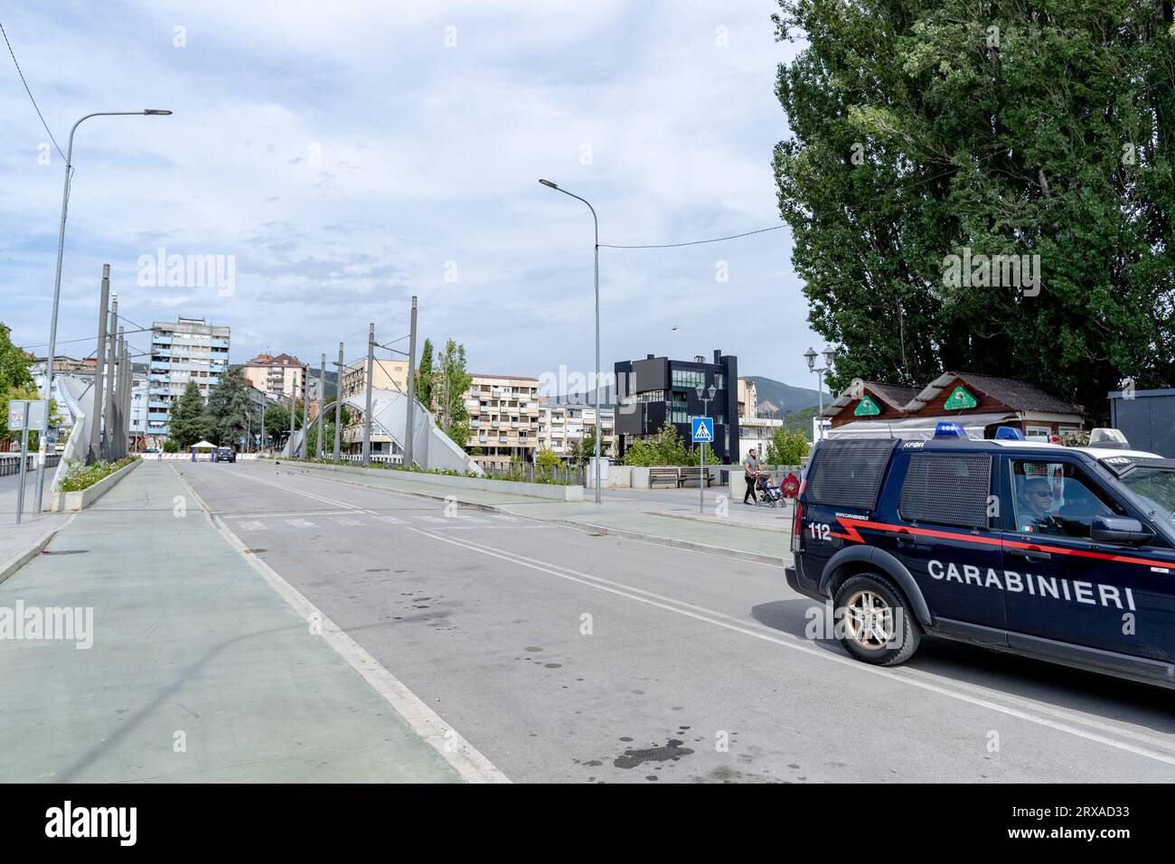 Mitrovica, Repubblica del Kosovo. 24 settembre 2023. Carabinieri italiani in allerta presso il ponte principale del fiume Ibar dopo il confronto con il presunto gruppo sostenuto da Belgrado, con conseguente perdita e lesioni degli ufficiali domenica 24 settembre 2023. (VX Photo/ Vudi Xhymshiti) credito: VX Pictures/Alamy Live News Foto Stock