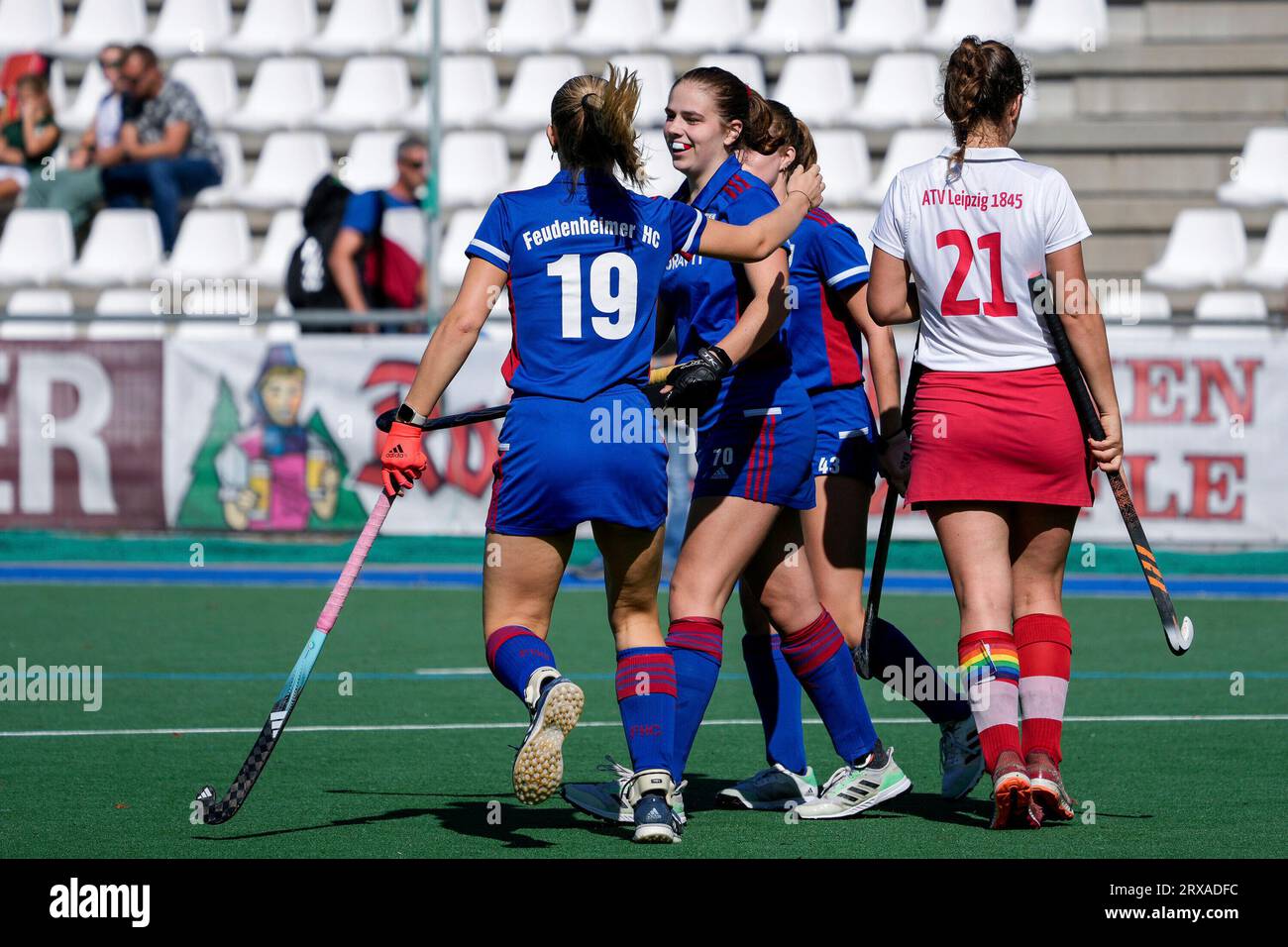 Mannheim, Deutschland. 24 settembre 2023. v.li.: Lucia Koblischke (FHC, 19), Torschützin Tessa von Velsen (FHC, 70), Giulia Schubert (FHC, 43), Stella Schniewind (ATV, 21), Spielerinnen vom Feudenheimer HC, jubeln über das Tor zum 2:0, Jubel, Torjubel, Torerfolg, festeggia l'obiettivo, obiettivo, celebrazione, Jubel ueber das Tor, Optimistisch, Spielszene, highlight, azione, Aktion, 24.09.2023, Mannheim (Deutschland), Hockey, 2. Bundesliga Gruppe Süd, Damen, Feudenheimer HC - ATV Leipzig Credit: dpa/Alamy Live News Foto Stock