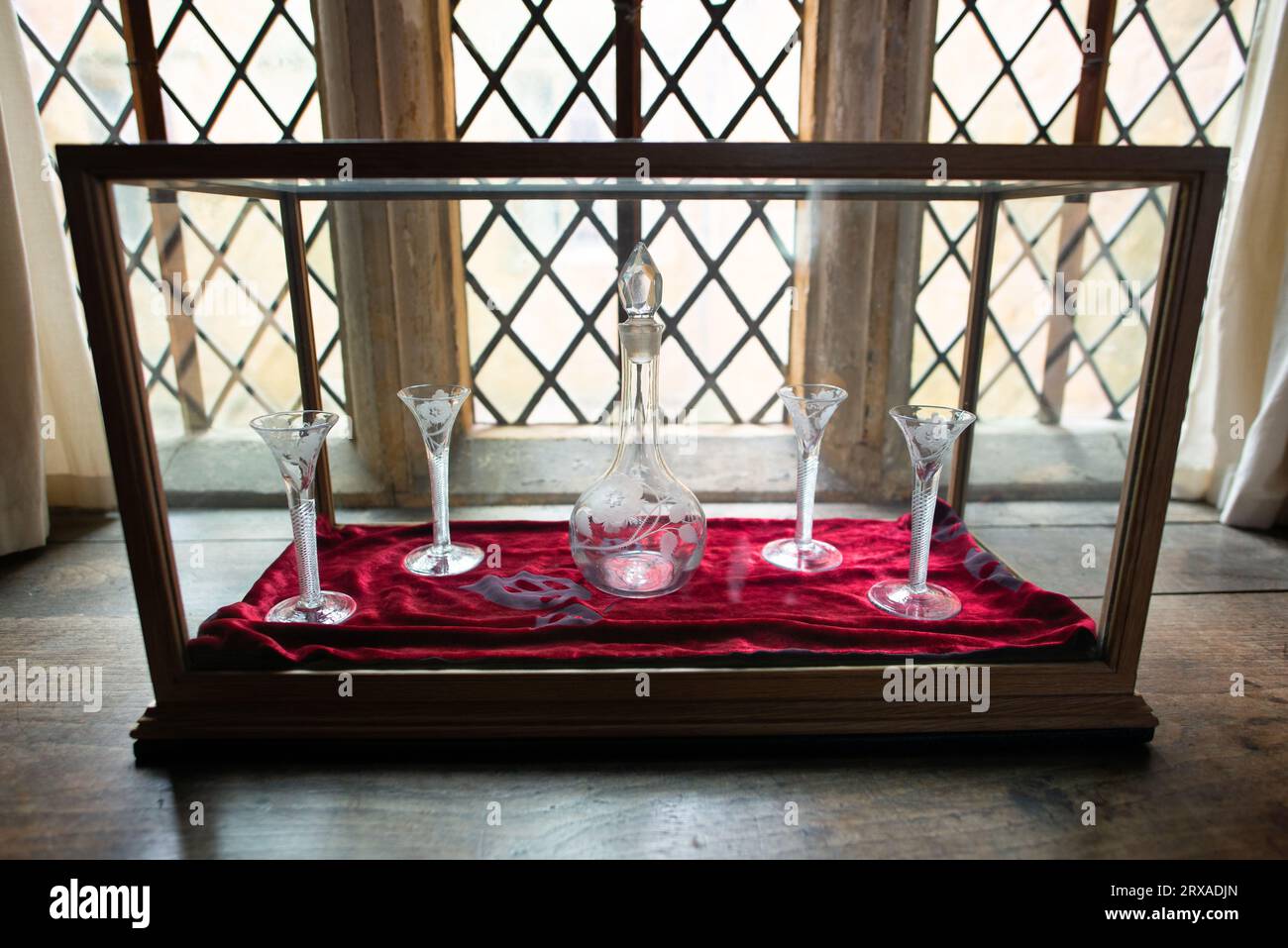 Occhiali giacobiti e decanter a Chastleton House, Oxfordshire Foto Stock