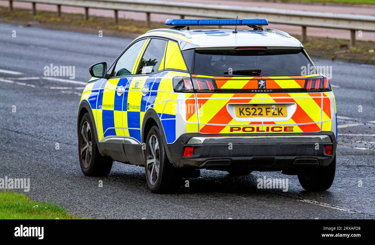 Dundee, Tayside, Scozia, Regno Unito. 24 settembre 2023. Tempo nel Regno Unito: Le docce a pioggia notturne portano il clima mite e luminoso di settembre, con temperature massime di circa 18°C. Gli agenti della polizia scozzese stanno svolgendo i loro compiti domenicali mentre attraversano la Kingsway West Dual Carriage di Dundee. Le statistiche suggeriscono che Dundee continua ad avere il più alto tasso di criminalità in Scozia a causa di problemi di droga e alcol. Crediti: Dundee Photographics/Alamy Live News Foto Stock