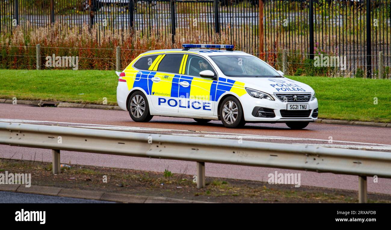 Dundee, Tayside, Scozia, Regno Unito. 24 settembre 2023. Tempo nel Regno Unito: Le docce a pioggia notturne portano il clima mite e luminoso di settembre, con temperature massime di circa 18°C. Gli agenti della polizia scozzese stanno svolgendo i loro compiti domenicali mentre attraversano la Kingsway West Dual Carriage di Dundee. Le statistiche suggeriscono che Dundee continua ad avere il più alto tasso di criminalità in Scozia a causa di problemi di droga e alcol. Crediti: Dundee Photographics/Alamy Live News Foto Stock