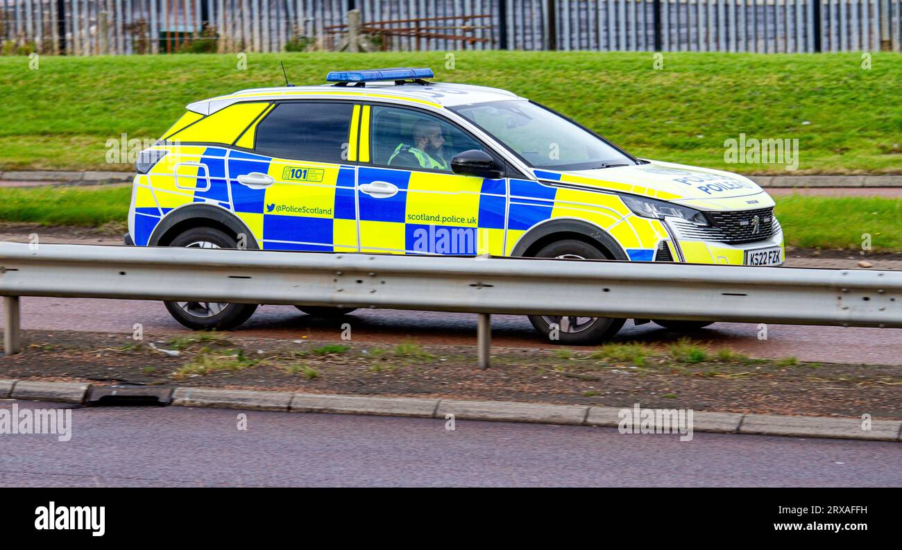 Dundee, Tayside, Scozia, Regno Unito. 24 settembre 2023. Tempo nel Regno Unito: Le docce a pioggia notturne portano il clima mite e luminoso di settembre, con temperature massime di circa 18°C. Gli agenti della polizia scozzese stanno svolgendo i loro compiti domenicali mentre attraversano la Kingsway West Dual Carriage di Dundee. Le statistiche suggeriscono che Dundee continua ad avere il più alto tasso di criminalità in Scozia a causa di problemi di droga e alcol. Crediti: Dundee Photographics/Alamy Live News Foto Stock