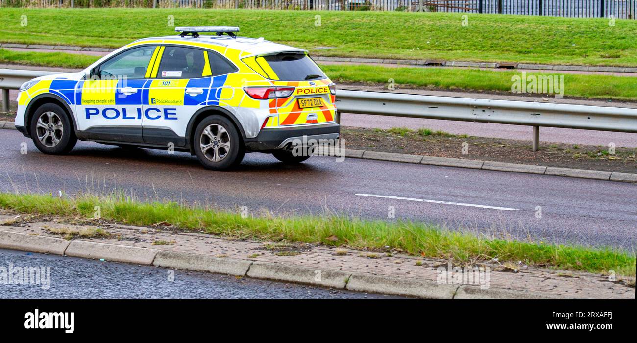 Dundee, Tayside, Scozia, Regno Unito. 24 settembre 2023. Tempo nel Regno Unito: Le docce a pioggia notturne portano il clima mite e luminoso di settembre, con temperature massime di circa 18°C. Gli agenti della polizia scozzese stanno svolgendo i loro compiti domenicali mentre attraversano la Kingsway West Dual Carriage di Dundee. Le statistiche suggeriscono che Dundee continua ad avere il più alto tasso di criminalità in Scozia a causa di problemi di droga e alcol. Crediti: Dundee Photographics/Alamy Live News Foto Stock