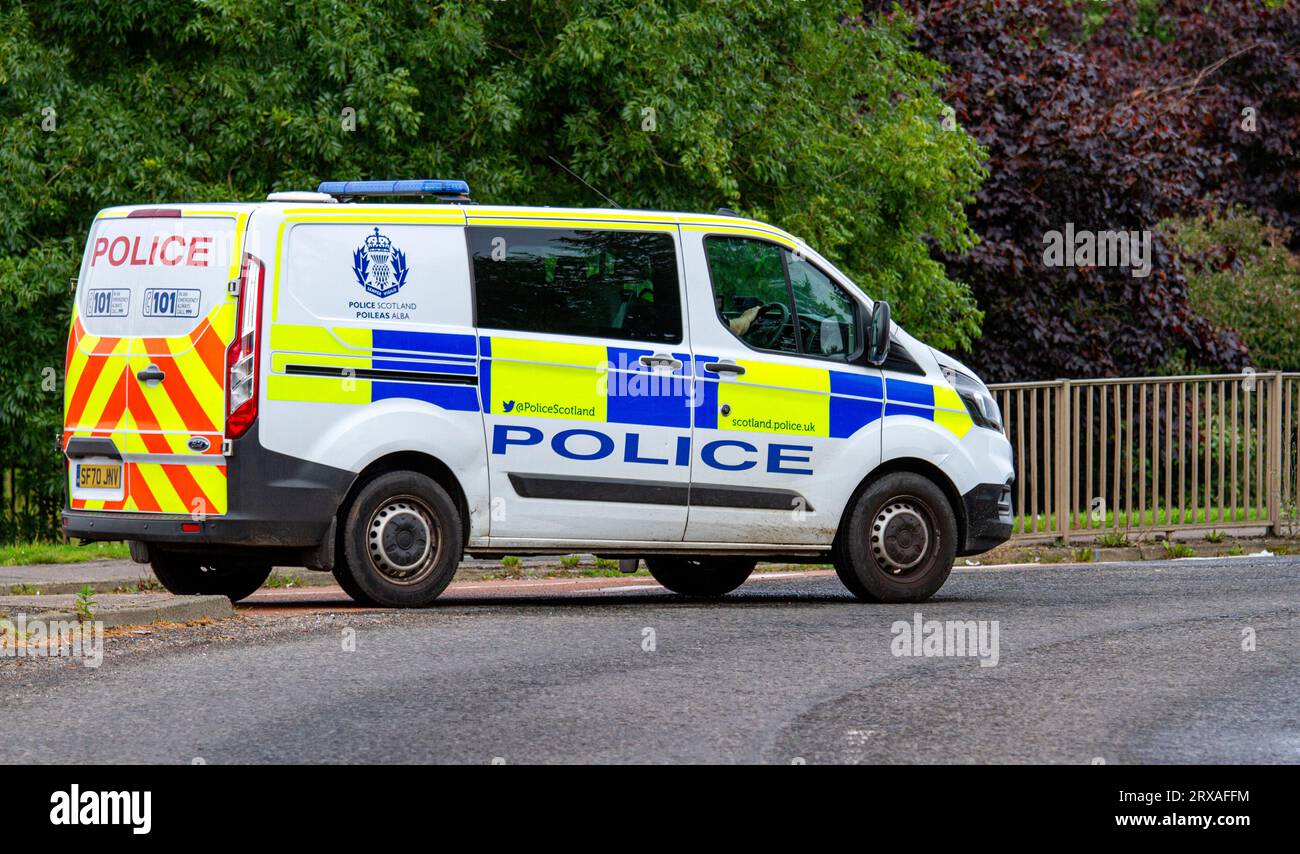 Dundee, Tayside, Scozia, Regno Unito. 24 settembre 2023. Tempo nel Regno Unito: Le docce a pioggia notturne portano il clima mite e luminoso di settembre, con temperature massime di circa 18°C. Gli agenti della polizia scozzese stanno svolgendo i loro compiti domenicali mentre attraversano la Kingsway West Dual Carriage di Dundee. Le statistiche suggeriscono che Dundee continua ad avere il più alto tasso di criminalità in Scozia a causa di problemi di droga e alcol. Crediti: Dundee Photographics/Alamy Live News Foto Stock