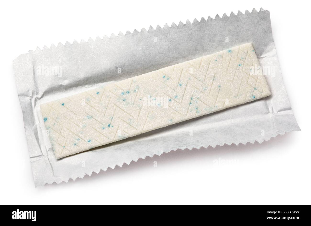 La gomma da masticare della piastra sulla carta di avvolgimento isolato su bianco Foto Stock