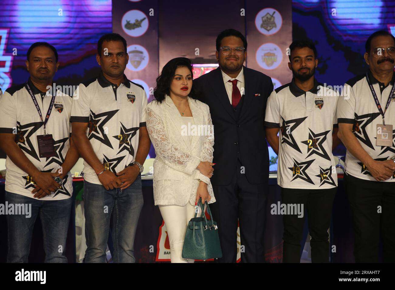 Nafisa Kamal (M), proprietaria del franchise Bangladesh Premier League (BPL) Team Cumilla Victorians possiede per le fotografie lungo la sua squadra operazione memb Foto Stock