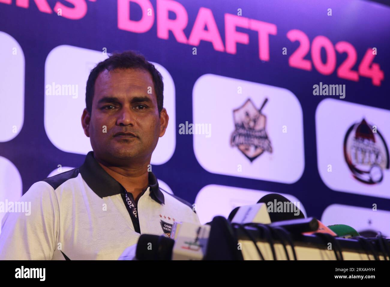 Mohammad Salahuddin, Bangladesh Premier League (BPL), allenatore capo squadra Cumilla Victorians parla con il giornalista dopo che i giocatori del draft concludono a. Foto Stock