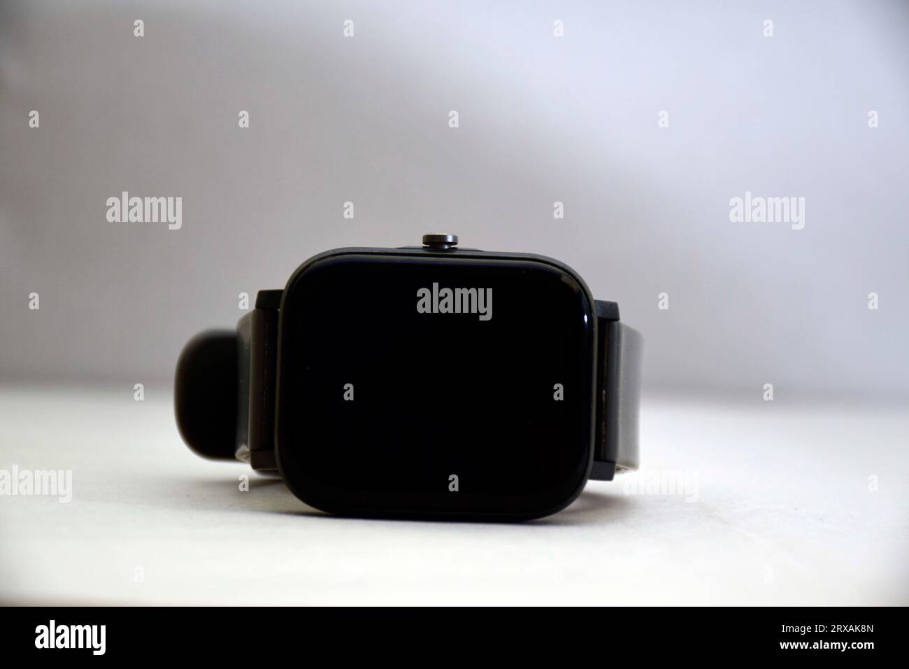 smart watch wireless isolato su sfondo bianco e orologio a colori nero o completamente digitale Foto Stock