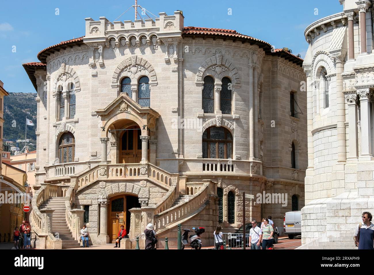 MONTE CARLO, MONACO - 19 APRILE ; edificio circolare nel centro storico di Monte Carlo Monaco il 19 aprile 2006. Persone non identificate Foto Stock
