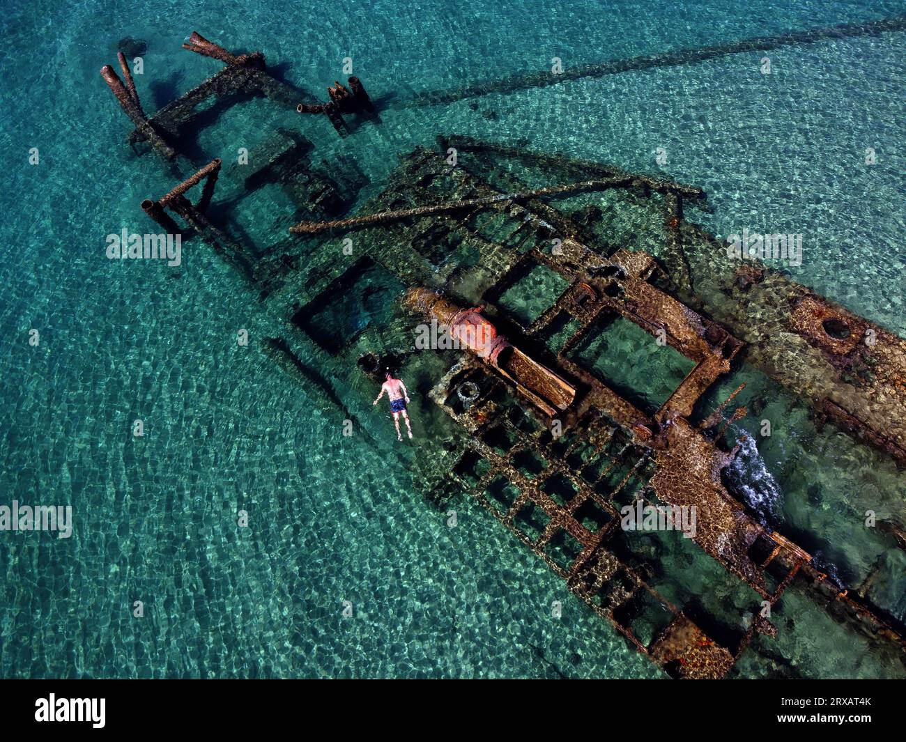 Grecia, la gente si tuffa nelle acque cristalline del Mar Mediterraneo a un naufragio sulla spiaggia di Epanomi Foto Stock