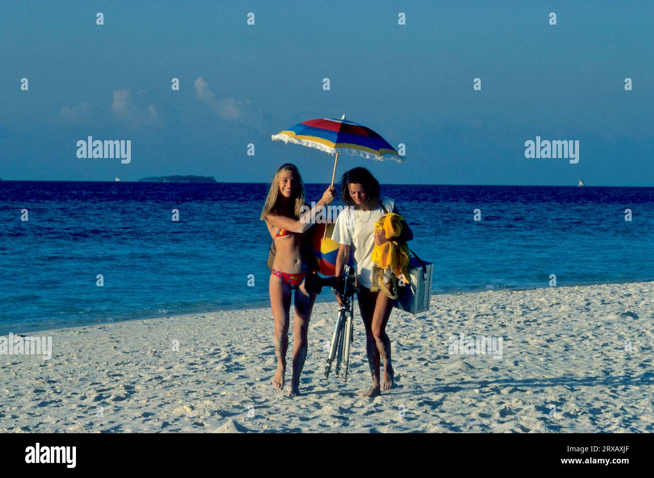 Donne con attrezzature fotografiche in spiaggia Foto Stock