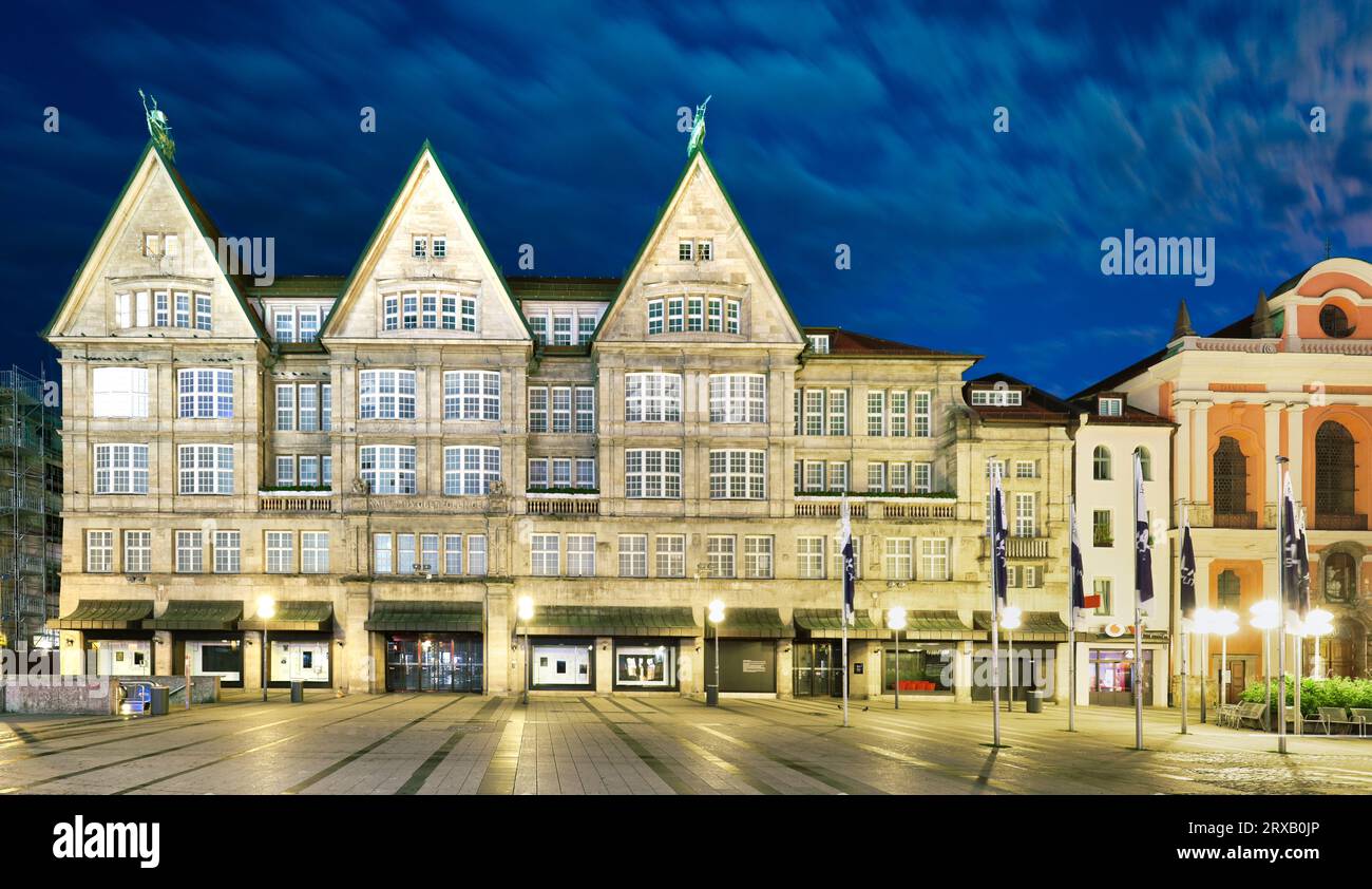 Oberpollinger in via Neuhauser a Monaco, Baviera, Germania di notte Foto Stock