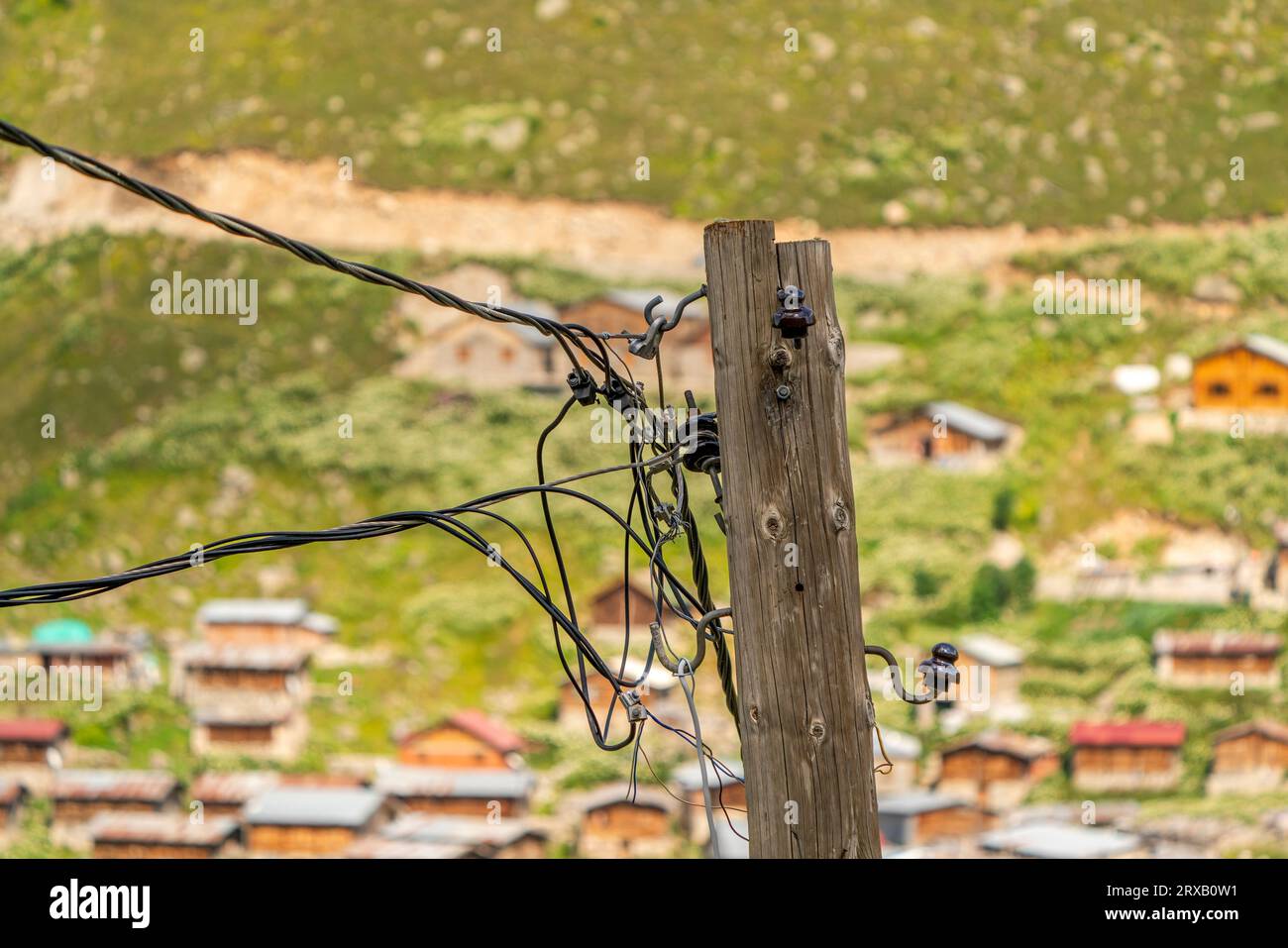 Pali e cavi elettrici utilizzati nei villaggi di montagna in Turchia Foto Stock