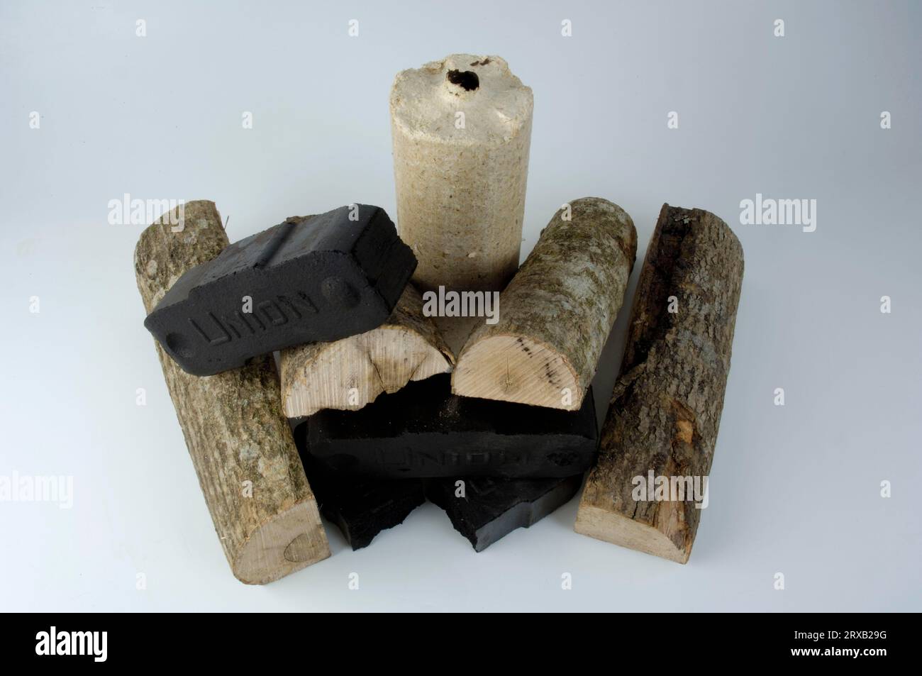 Bricchetti di lignite, bricchetti di legno e tronchi, lignite, lignite, lignite, mattoni, carbone, mattoni di carbone, energia di carbone, legna da ardere, combustibili fossili, esenti, oggetto Foto Stock