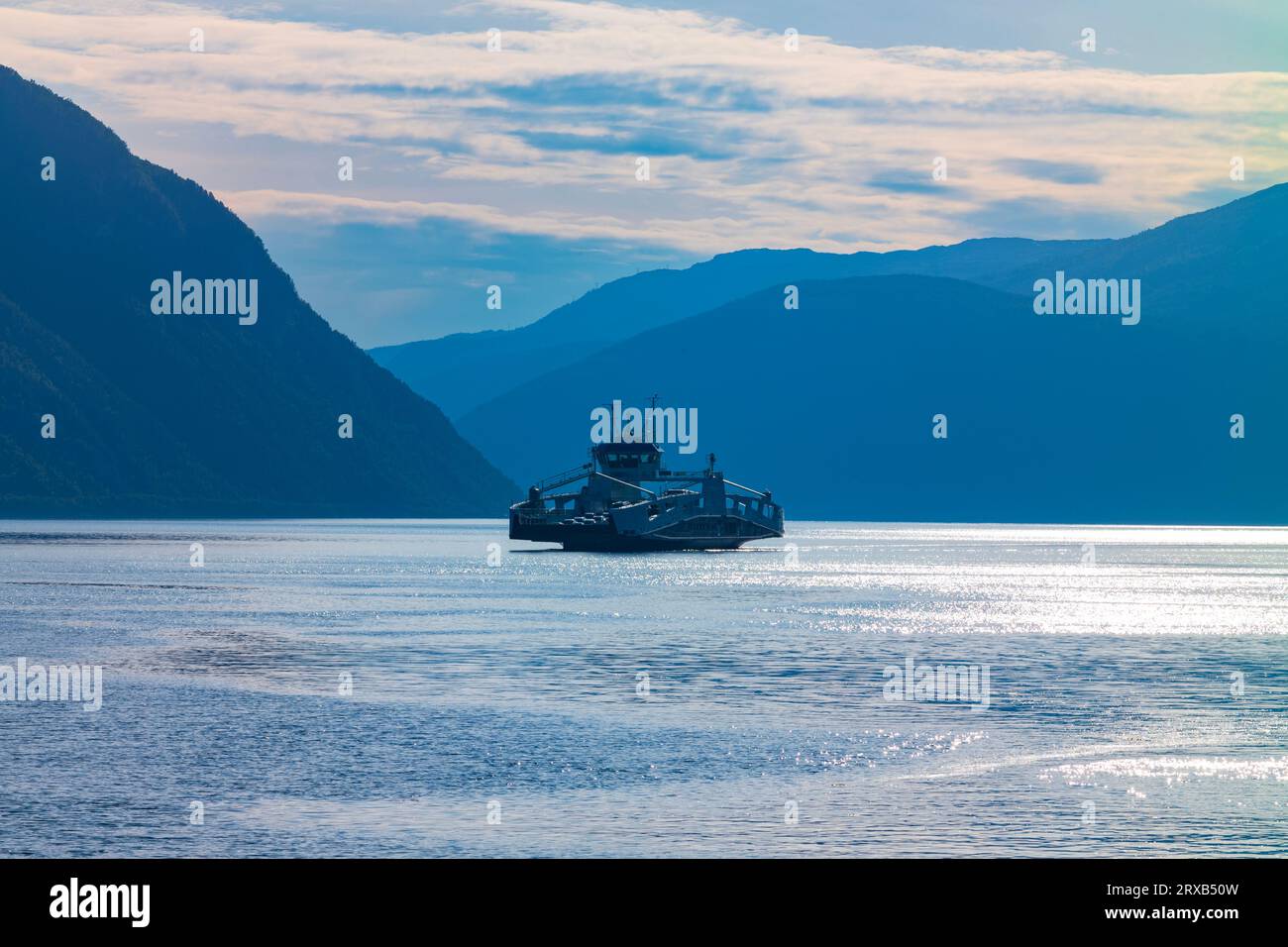 I clienti viaggiano in traghetto da Fodnes a Mannheller, Norvegia, durante una serata estiva. Ci sono 180 traghetti che operano in Norvegia che trasportano traffico AC Foto Stock