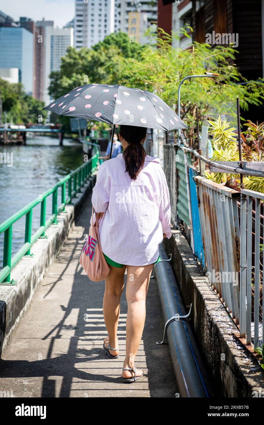 Una bellissima giovane ragazza tailandese si fa strada lungo il percorso del canale Saen Saep a Bangkok, in Thailandia. Foto Stock