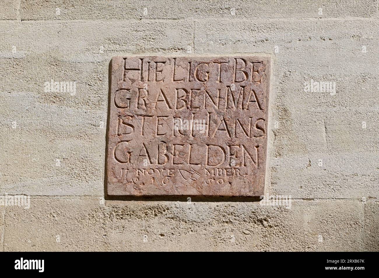 Klosterneuburg, bassa Austria, Austria. Tavolette di pietra con iscrizioni sul muro dell'abbazia di Klosterneuburg Foto Stock
