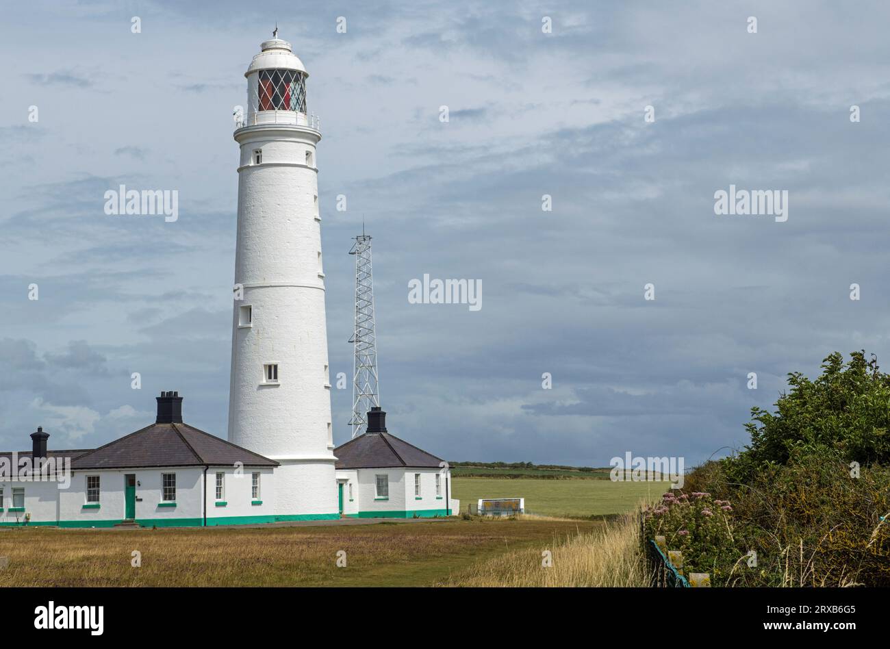 Faro di Nash Point e sistemazione nell'area della spiaggia di Nash Point vale of Glamorgan Foto Stock