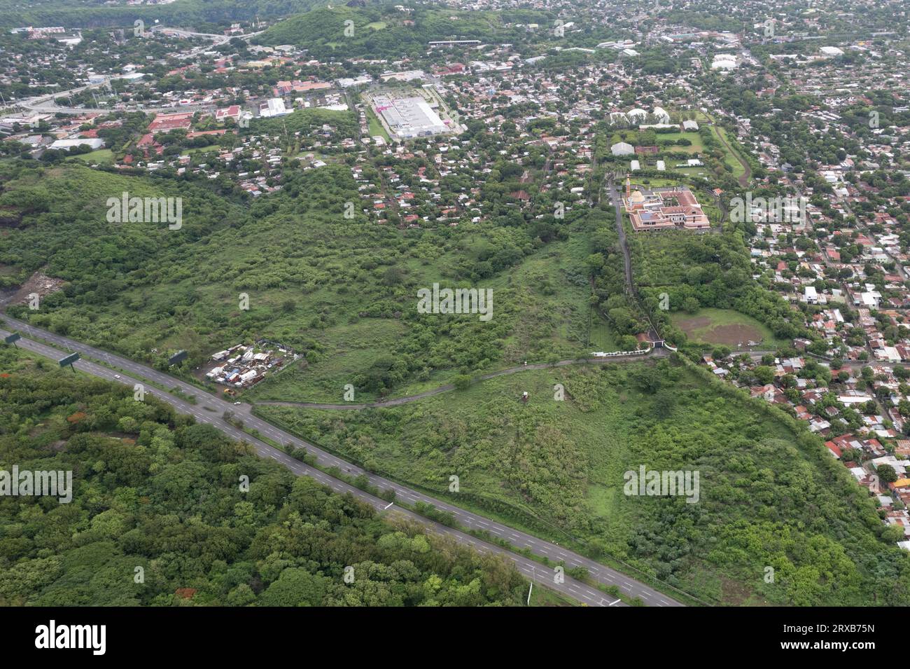 Quartiere verde con chiesa nel paesaggio aereo dell'america centrale Foto Stock