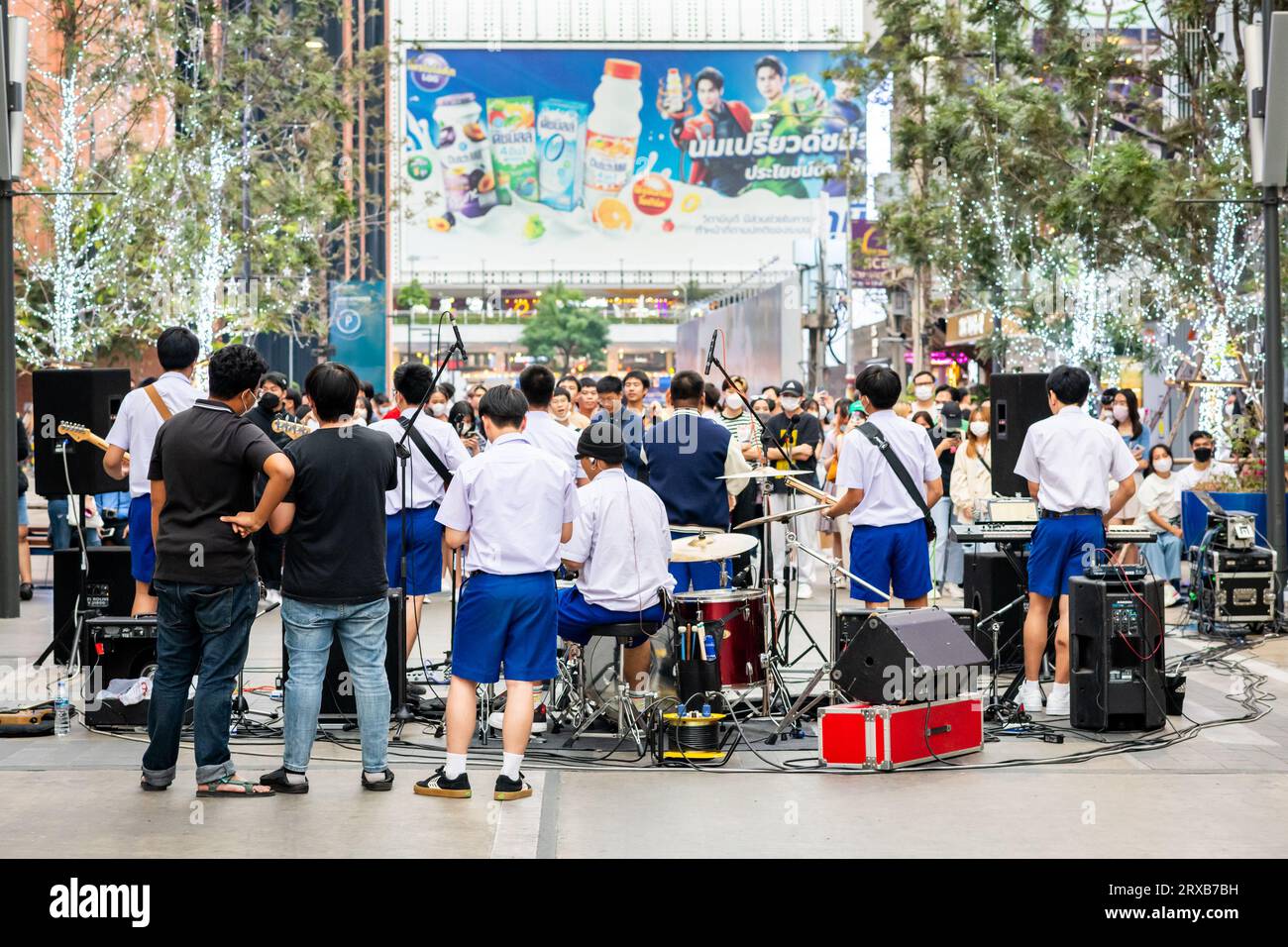 Una banda scolastica tailandese si esibisce in Siam Sq. Siam, Bangkok, Thailandia. Foto Stock