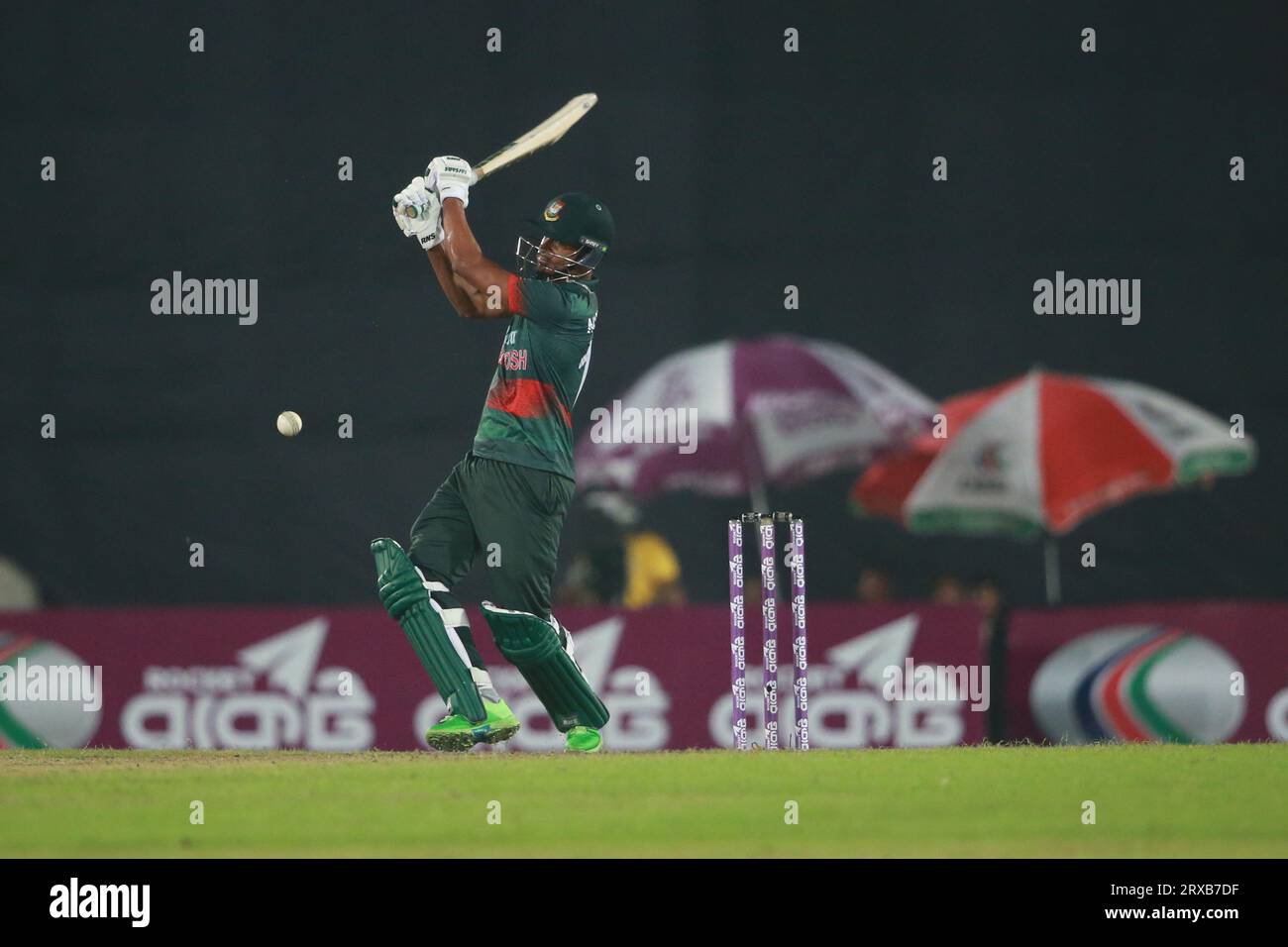Bengalesi tutti rounder Nasum Ahmed batte durante il secondo ODI match di Bangladesh e nuova Zelanda di tre match Series allo Sher-e-Bangla National Cricket S. Foto Stock