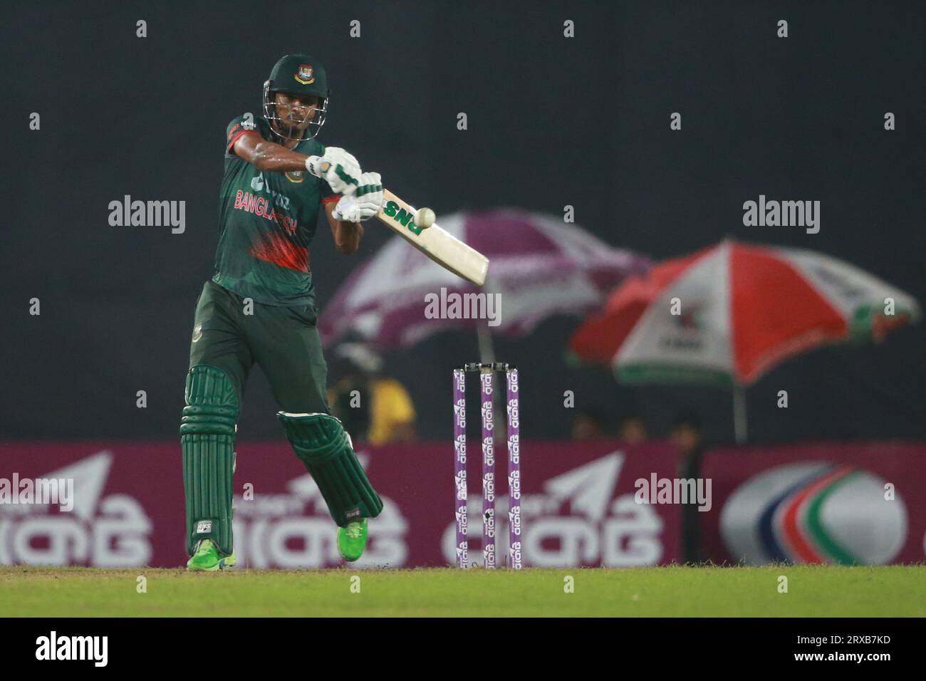 Bengalesi tutti rounder Nasum Ahmed batte durante il secondo ODI match di Bangladesh e nuova Zelanda di tre match Series allo Sher-e-Bangla National Cricket S. Foto Stock