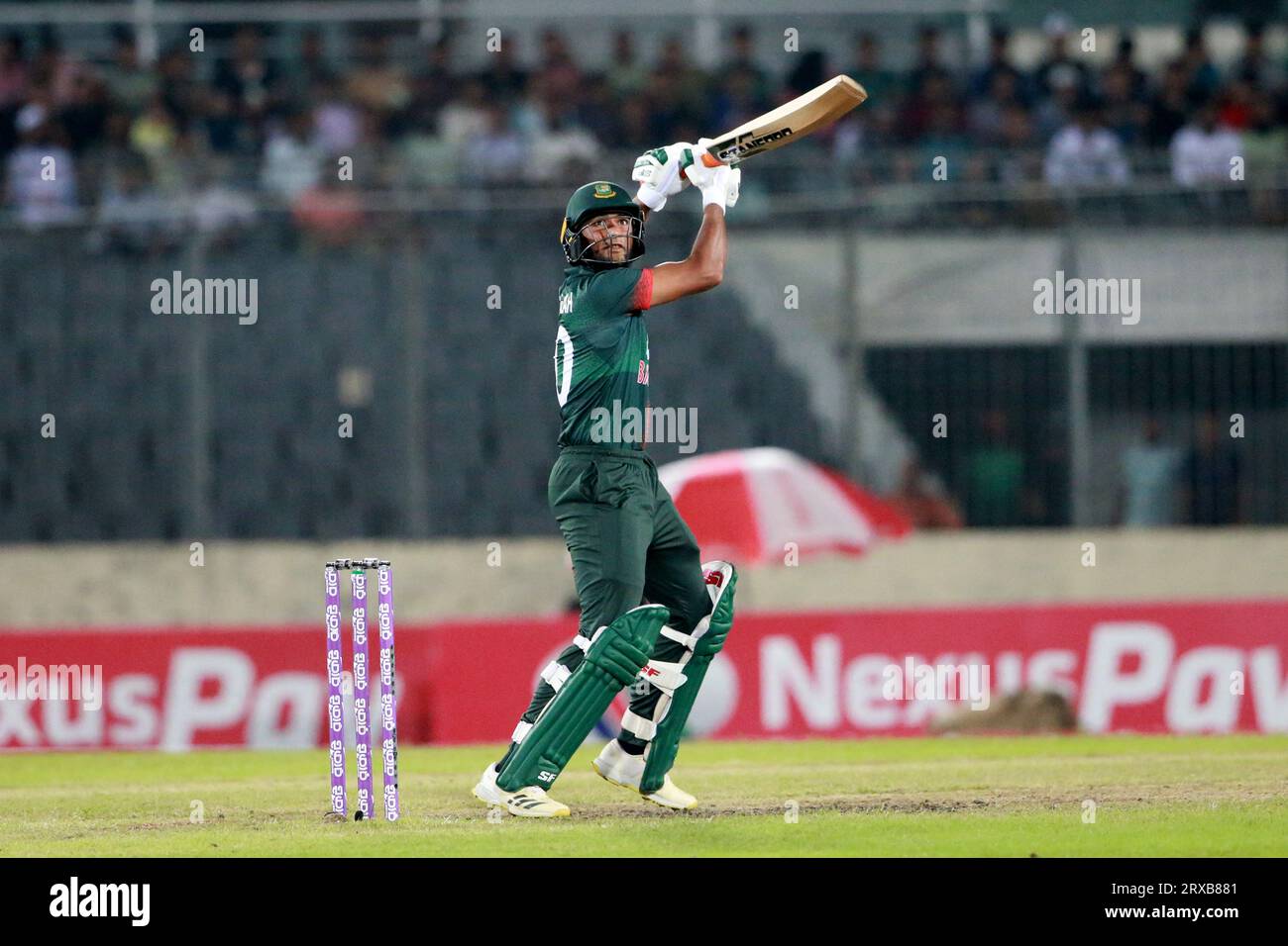 Il bengalese Mahmudullah batte durante il secondo ODI match di tre match Series del Bangladesh e della nuova Zelanda allo Sher-e-Bangla National Cricket Stadiu Foto Stock