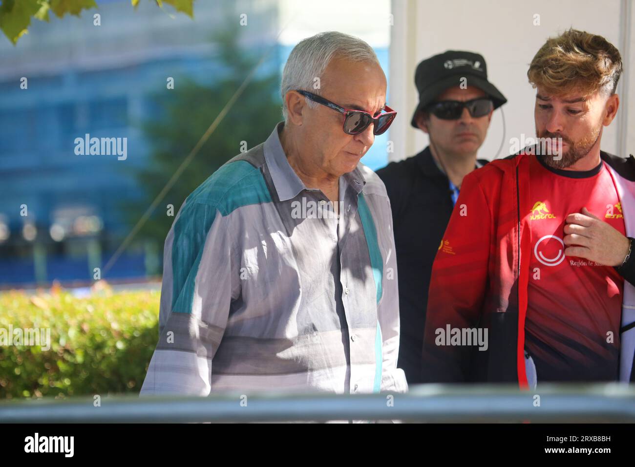 Pontevedra, Spagna. 23 settembre 2023. Pontevedra, Spagna, 23 settembre 2023: Il presidente del Comitato Olimpico spagnolo, Alejandro Blanco (L) durante il Campionato del mondo di triathlon maschile U23 2023, il 23 settembre 2023, a Pontevedra, in Spagna. (Foto di Alberto Brevers/Pacific Press) Credit: Pacific Press Media Production Corp./Alamy Live News Foto Stock