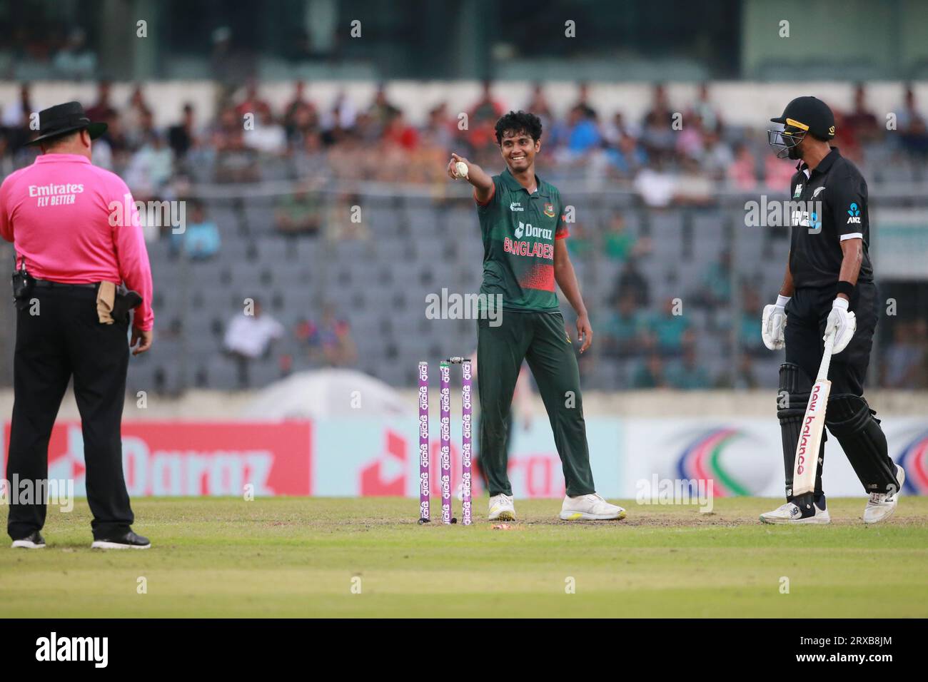 Hasan Mahmud (L) e Ish Sodhi (R) durante il secondo incontro ODI di Bangladesh e nuova Zelanda di tre serie di match allo Sher-e-Bangla National Cricket Stadium Foto Stock
