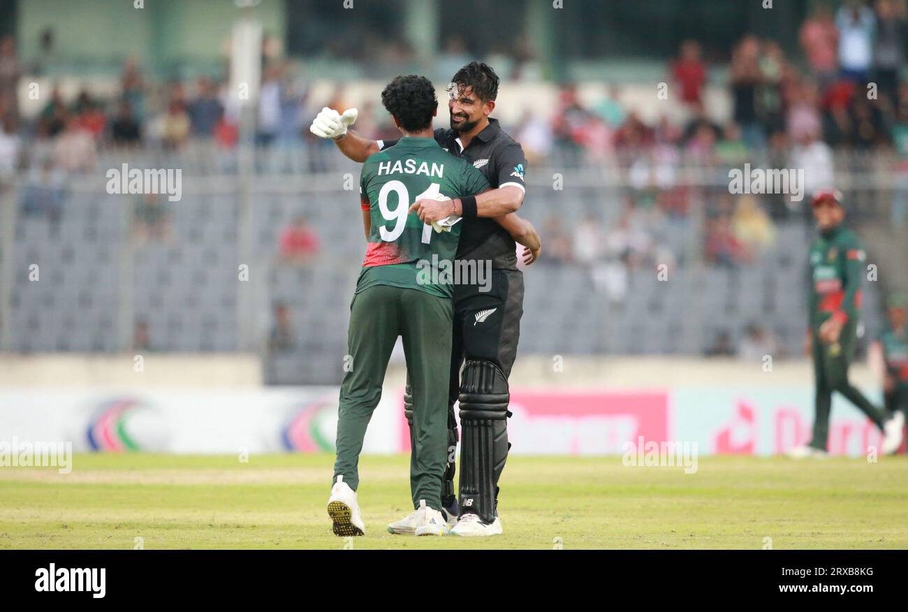 Hasan Mahmud (L) e Ish Sodhi (R) durante il secondo incontro ODI di Bangladesh e nuova Zelanda di tre serie di match allo Sher-e-Bangla National Cricket Stadium Foto Stock