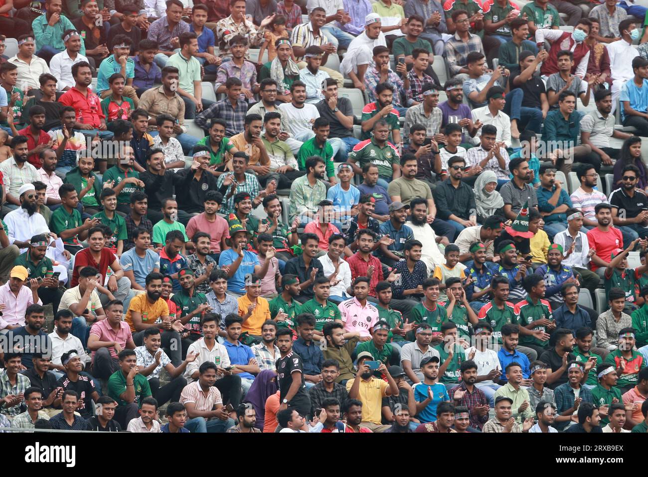 Tifosi del cricket bengalese durante la seconda partita ODI di tre serie di partite allo Sher-e-Bangla National Cricket Stadium di Mirpur Foto Stock