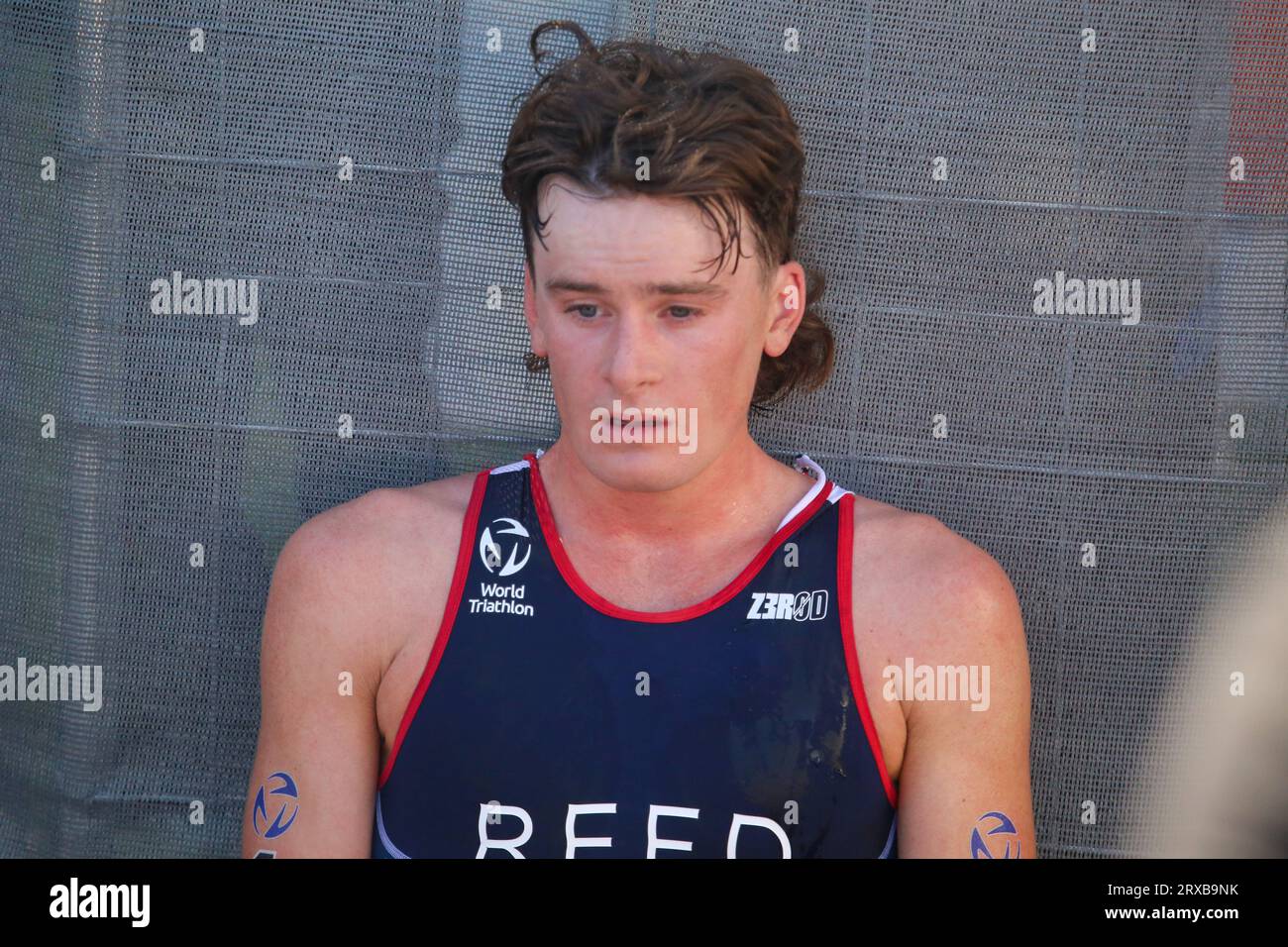 Pontevedra, Galizia, Spagna. 23 settembre 2023. Pontevedra, Spagna, 23 settembre 2023: Il triatleta americano John Reed espira durante il Campionato del mondo di triathlon U23 maschile 2023, il 23 settembre 2023, a Pontevedra, in Spagna. (Immagine di credito: © Alberto Brevers/Pacific Press via ZUMA Press Wire) SOLO USO EDITORIALE! Non per USO commerciale! Foto Stock