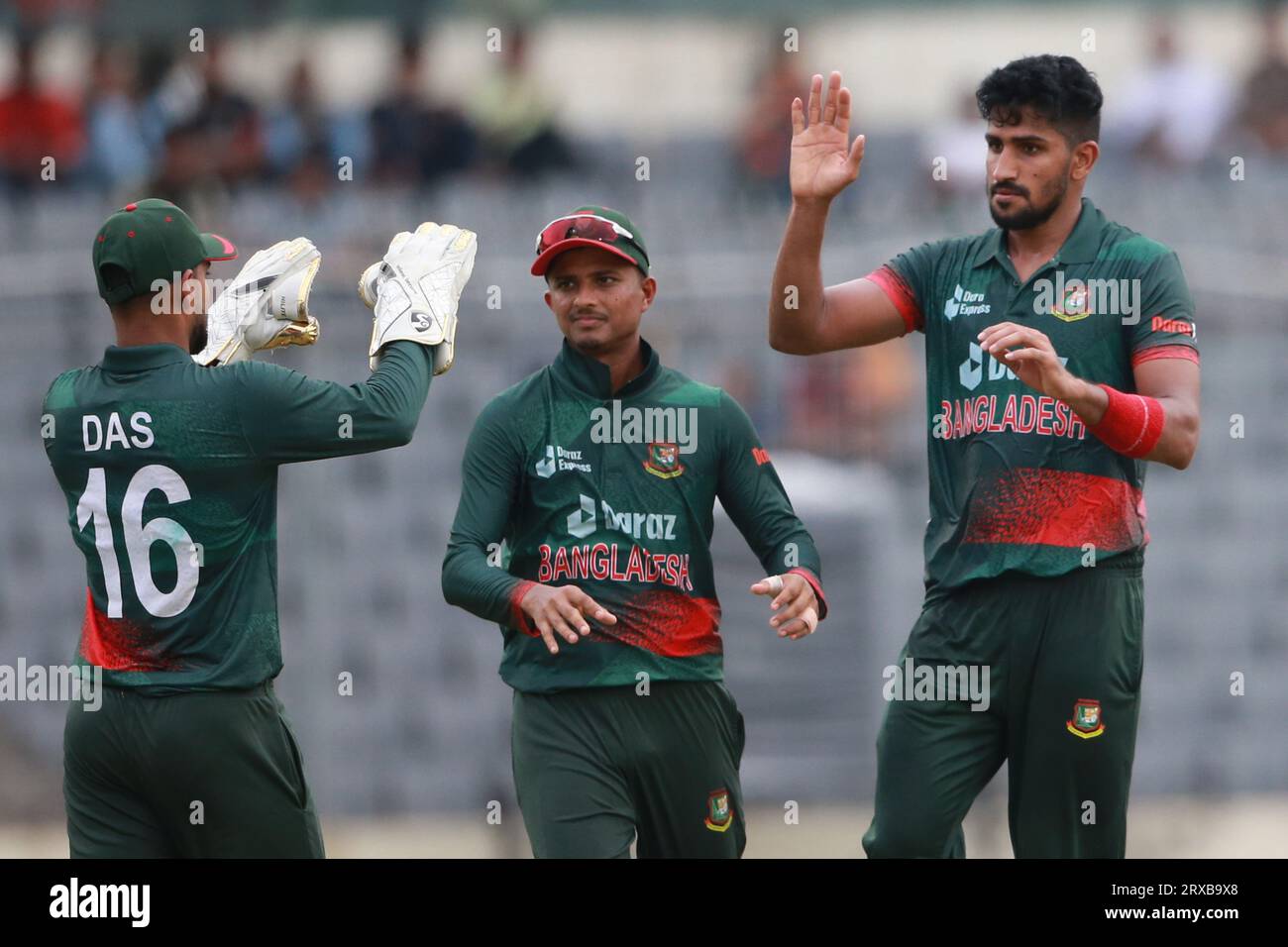 Syed Khaled Ahmedler del Bangladesh festeggia insieme ai compagni di squadra dopo il primo wicket durante la seconda ODI del Bangladesh e della nuova Zelanda Foto Stock