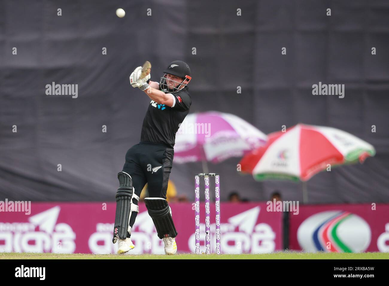 Il battitore neozelandese Henry Nicholls durante la seconda partita ODI di tre partite di serie a Sher-e-Bangla National Cricket Stadium Foto Stock