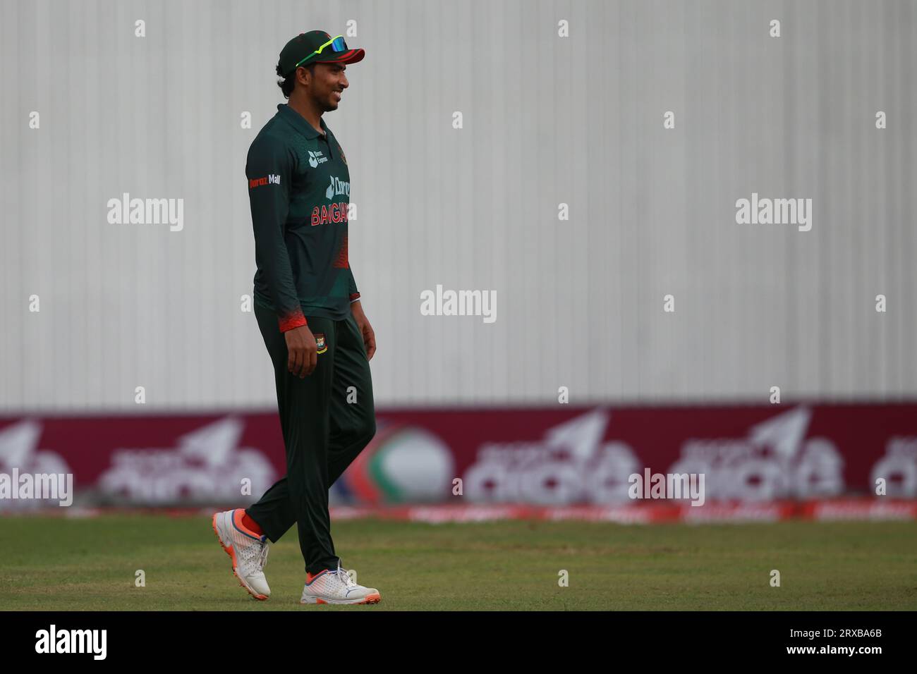 Soumya Sarkar, battitore bengalese, durante il secondo ODI match di tre partite della seconda serie di incontri del Bangladesh e della nuova Zelanda allo Sher-e-Bangla National Cricket Stadium Foto Stock