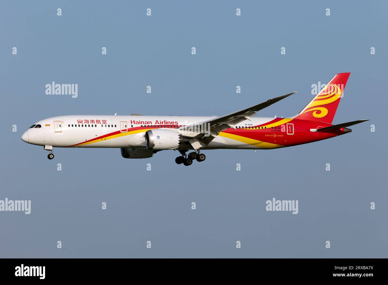 Un Boeing 787-9 Dreamliner Hainan Airlines atterra all'aeroporto di Roma Fiumicino. Hainan Airlines è una compagnia aerea con sede a Haikou, Hainan, Repubblica Popolare Cinese. La compagnia aerea è classificata come una compagnia aerea a 5 stelle da Skytrax. È la più grande compagnia di trasporto aereo a gestione civile e di proprietà statale, rendendola la quarta più grande compagnia aerea in termini di dimensioni della flotta in Cina e la decima più grande compagnia aerea in Asia Foto Stock