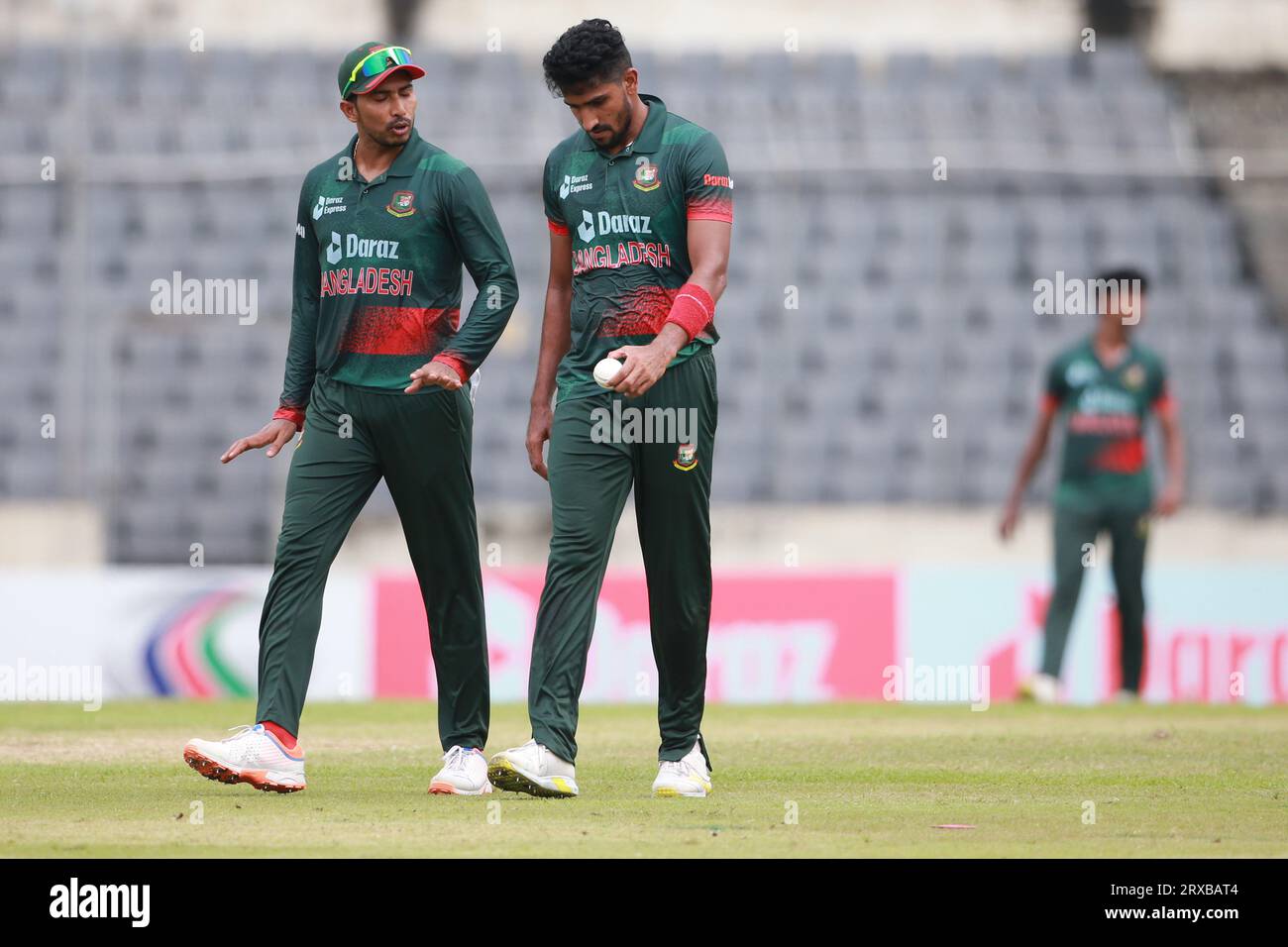 Soumya Sarkar e Syed Khaled Ahmed durante il secondo incontro ODI del Bangladesh e della nuova Zelanda di tre partite a Sher-e-Bang Foto Stock