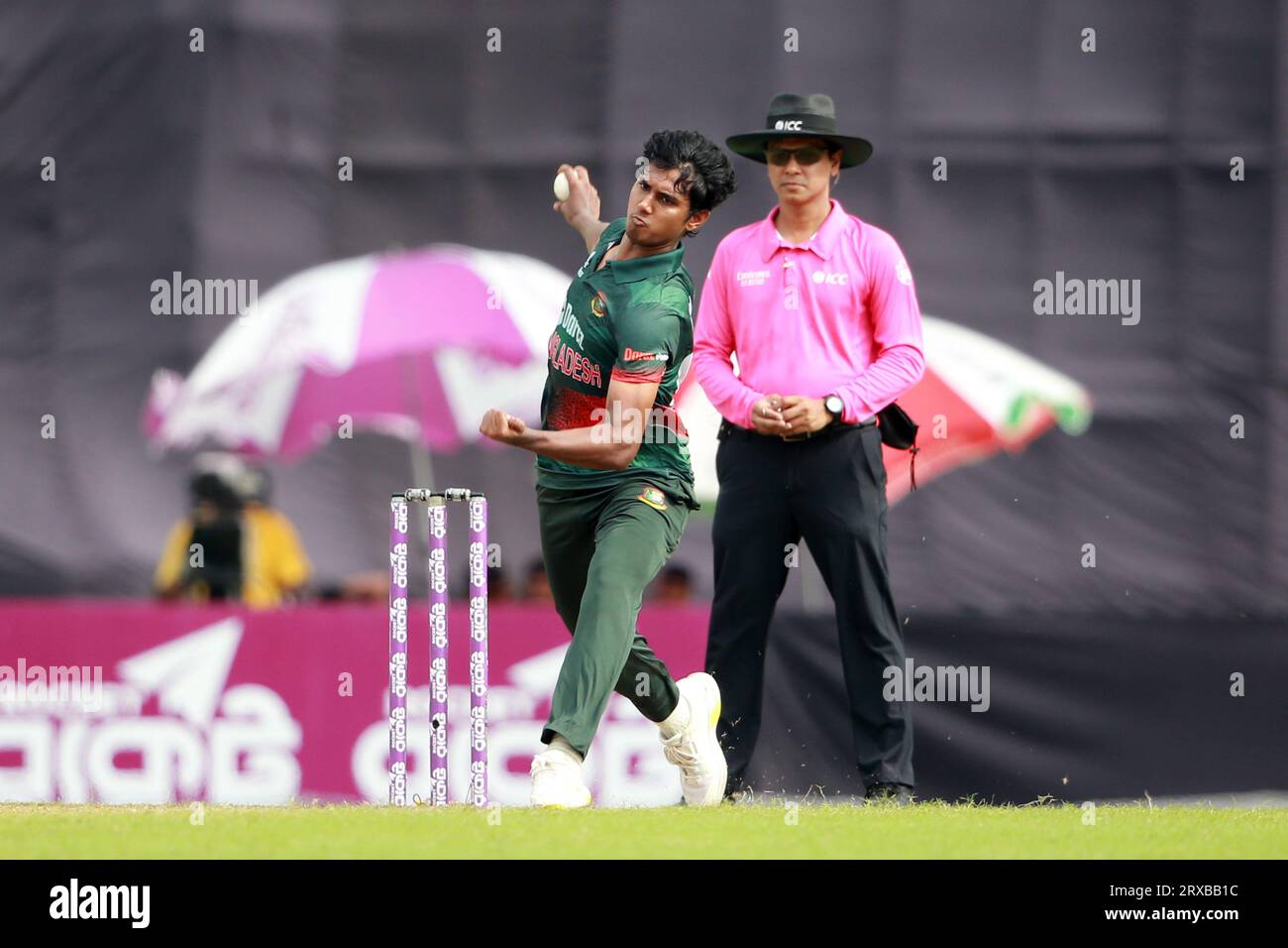 Bangladesh pace bowler SHasan Mahmud durante il secondo ODI match di tre match Series del Bangladesh e della nuova Zelanda allo Sher-e-Bangla National Cricket Stad Foto Stock