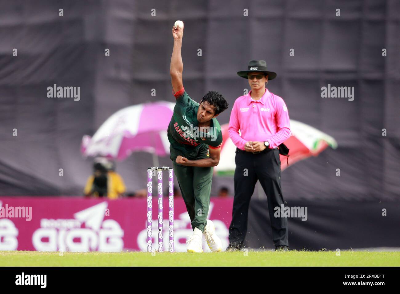 Bangladesh pace bowler SHasan Mahmud durante il secondo ODI match di tre match Series del Bangladesh e della nuova Zelanda allo Sher-e-Bangla National Cricket Stad Foto Stock