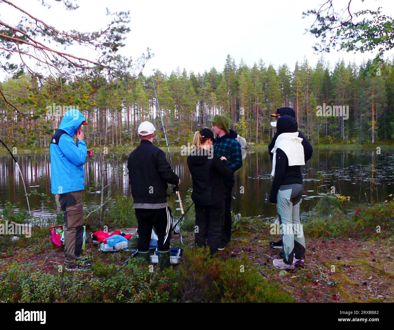 Giovani in gita di pesca Foto Stock