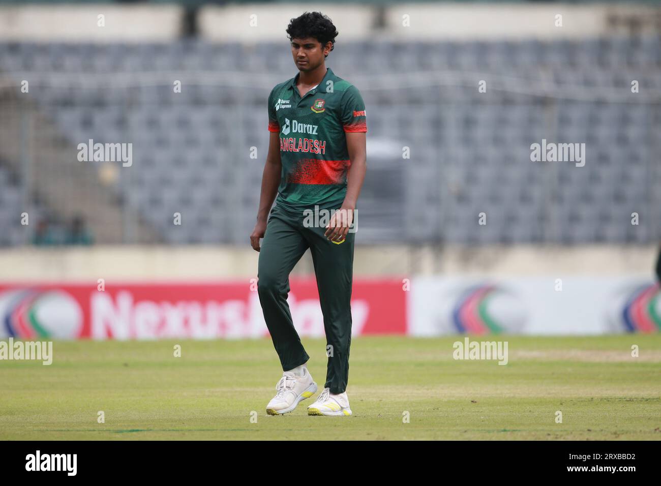 Il pace bowler bengalese Hasan Mahmud durante il 2° ODI match di tre match Series a Sher-e-Bangla National Cricket Stad Foto Stock