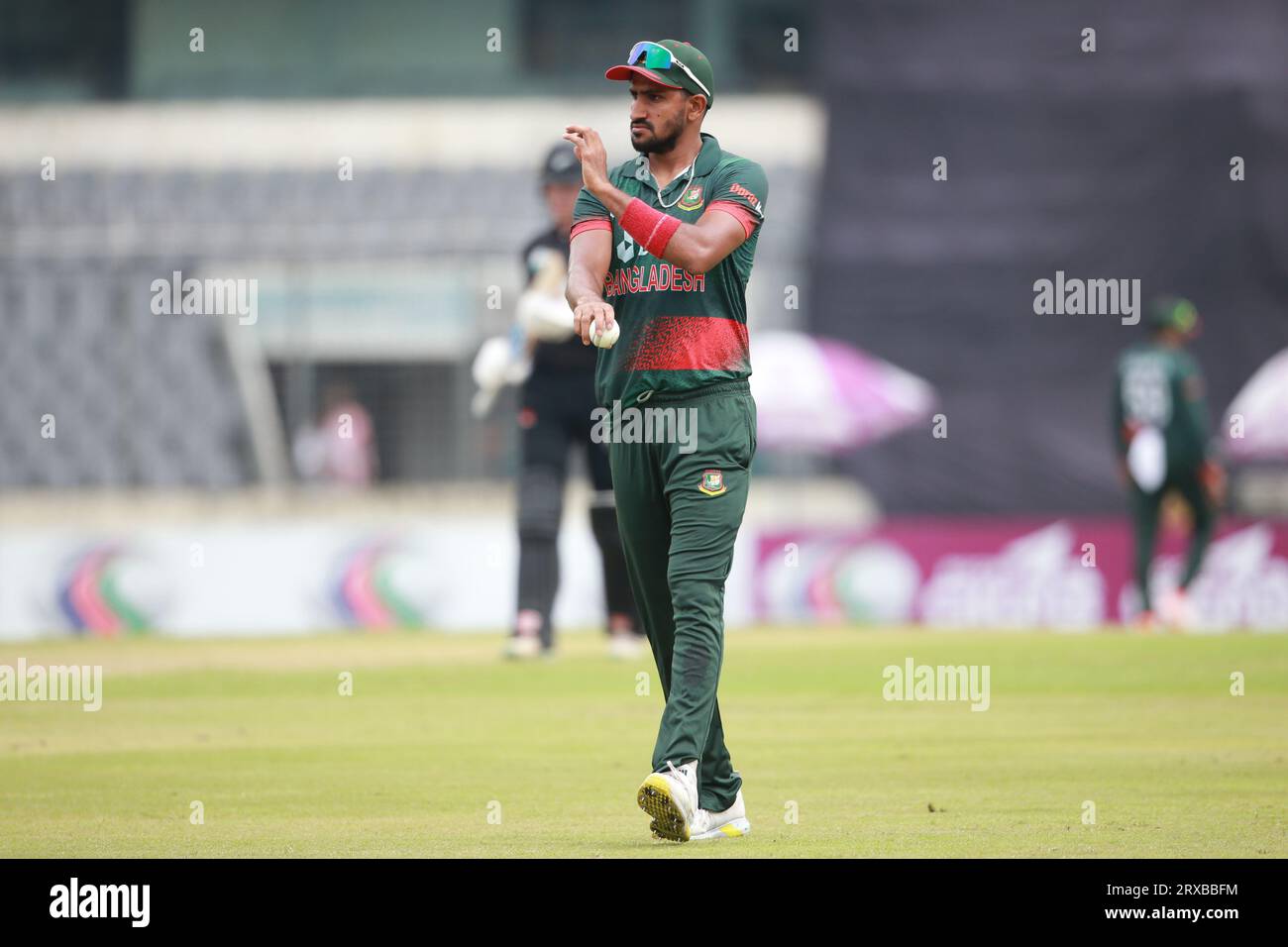 Syed Khaled Ahmed, il lanciatore bengalese di primo livello del Bangladesh e della nuova Zelanda, durante il secondo ODI Match of Three Match a Sher-e-Bangla Nationa Foto Stock