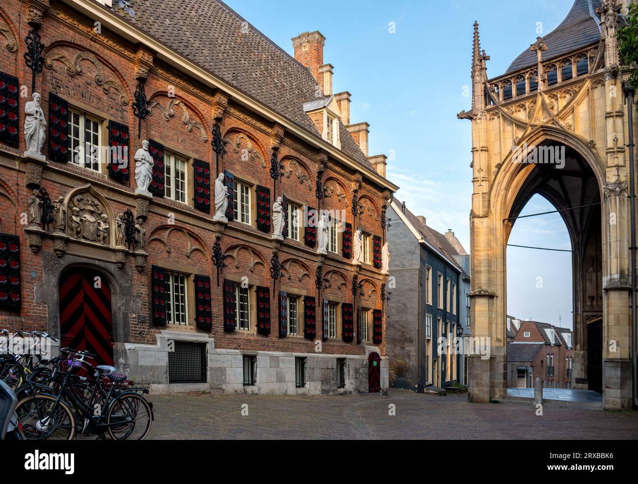 Nijmegen, Paesi Bassi, 18 giugno 2023. La cattedrale di Stevenskerk e una vecchia scuola Latijnse accanto la domenica mattina. Foto Stock