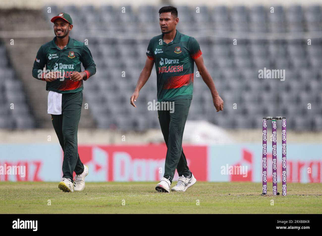 Tanjid Hasan Tamim e Mustafizur Rahman durante il secondo incontro ODI di Bangladesh e nuova Zelanda di tre serie di match Foto Stock