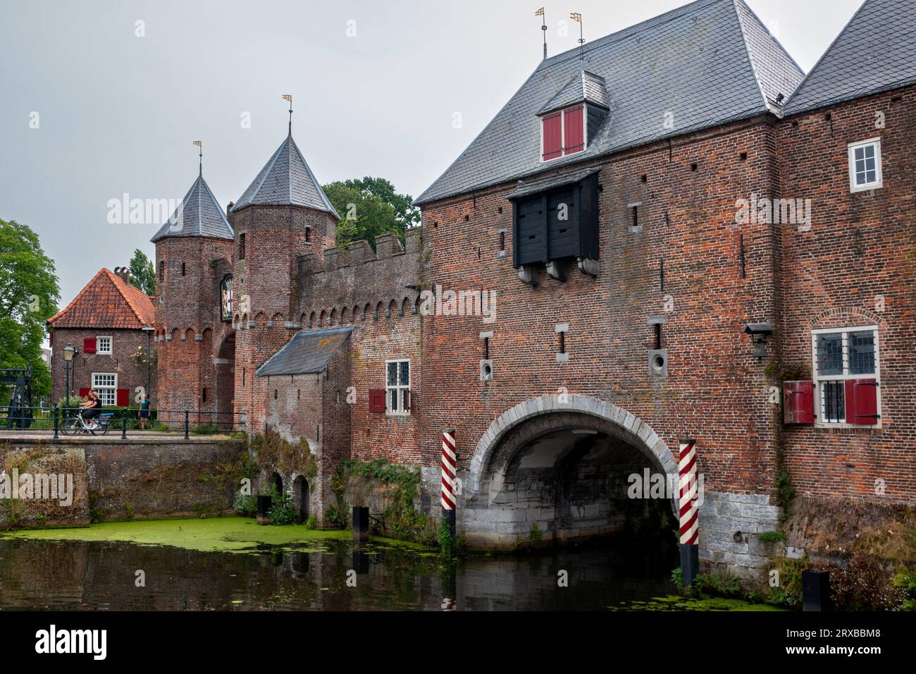 Amersfoort, Paesi Bassi, 18 giugno 2023. Una porta medievale Koppelpoort nel centro storico della città. Foto Stock