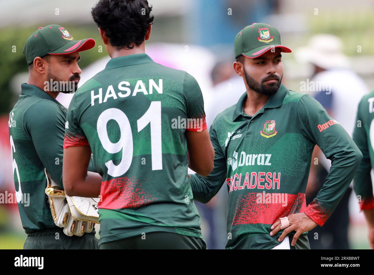 Da sinistra Liton Das, Hasan Mahmud e Tawhid Hridoy durante il 2° ODI match of Three match tra Bangladesh e nuova Zelanda a Sher-e-Bangla Nationa Foto Stock