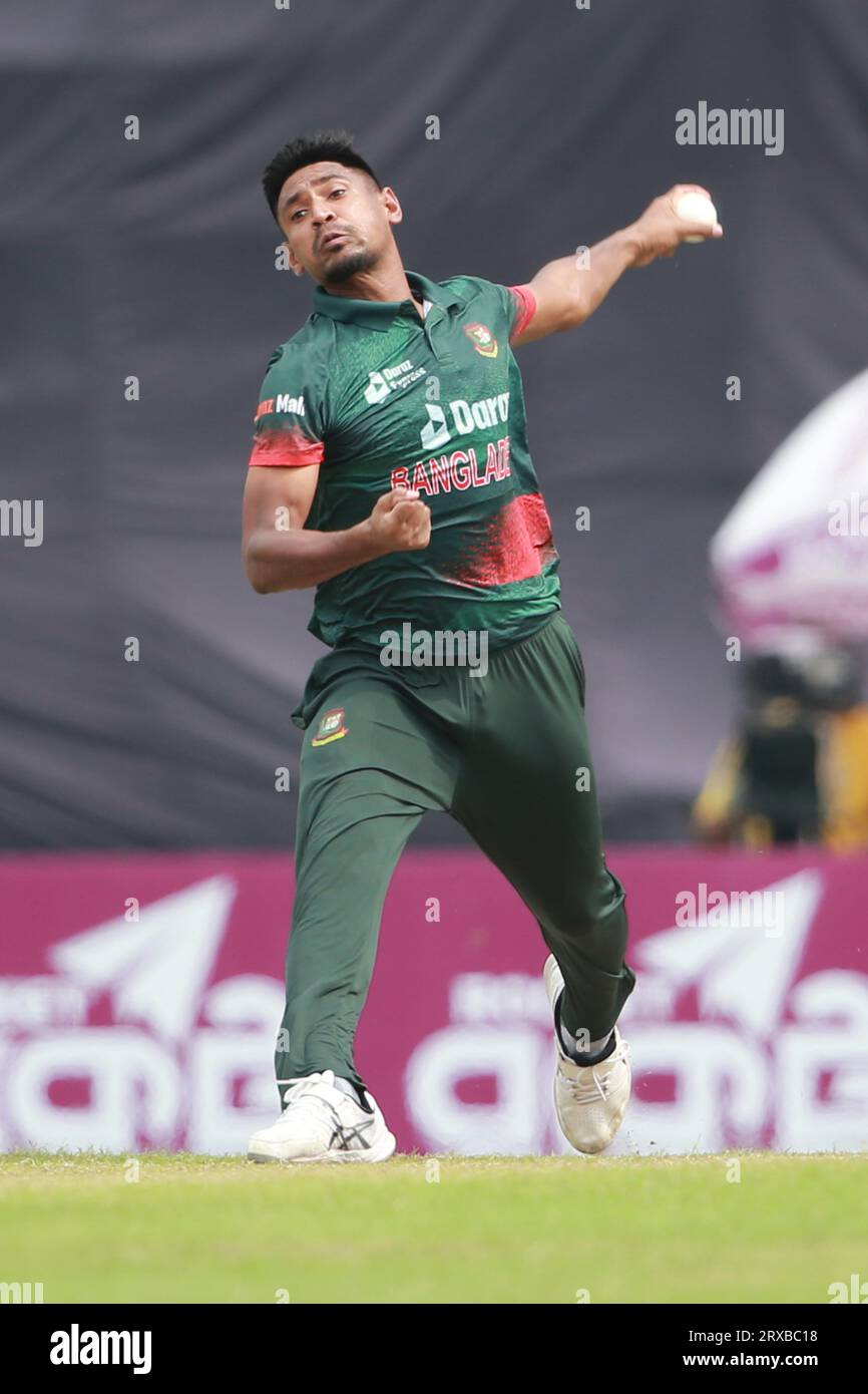 Il velocista bengalese Mustafizur Rahman durante il secondo incontro ODI di Bangladesh e nuova Zelanda di tre serie di match allo Sher-e-Bangla National Cricket Foto Stock