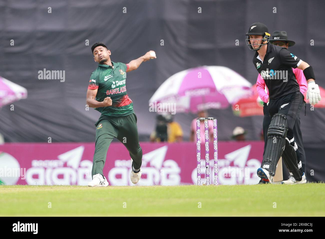 Il velocista bengalese Mustafizur Rahman durante il secondo incontro ODI di Bangladesh e nuova Zelanda di tre serie di match allo Sher-e-Bangla National Cricket Foto Stock